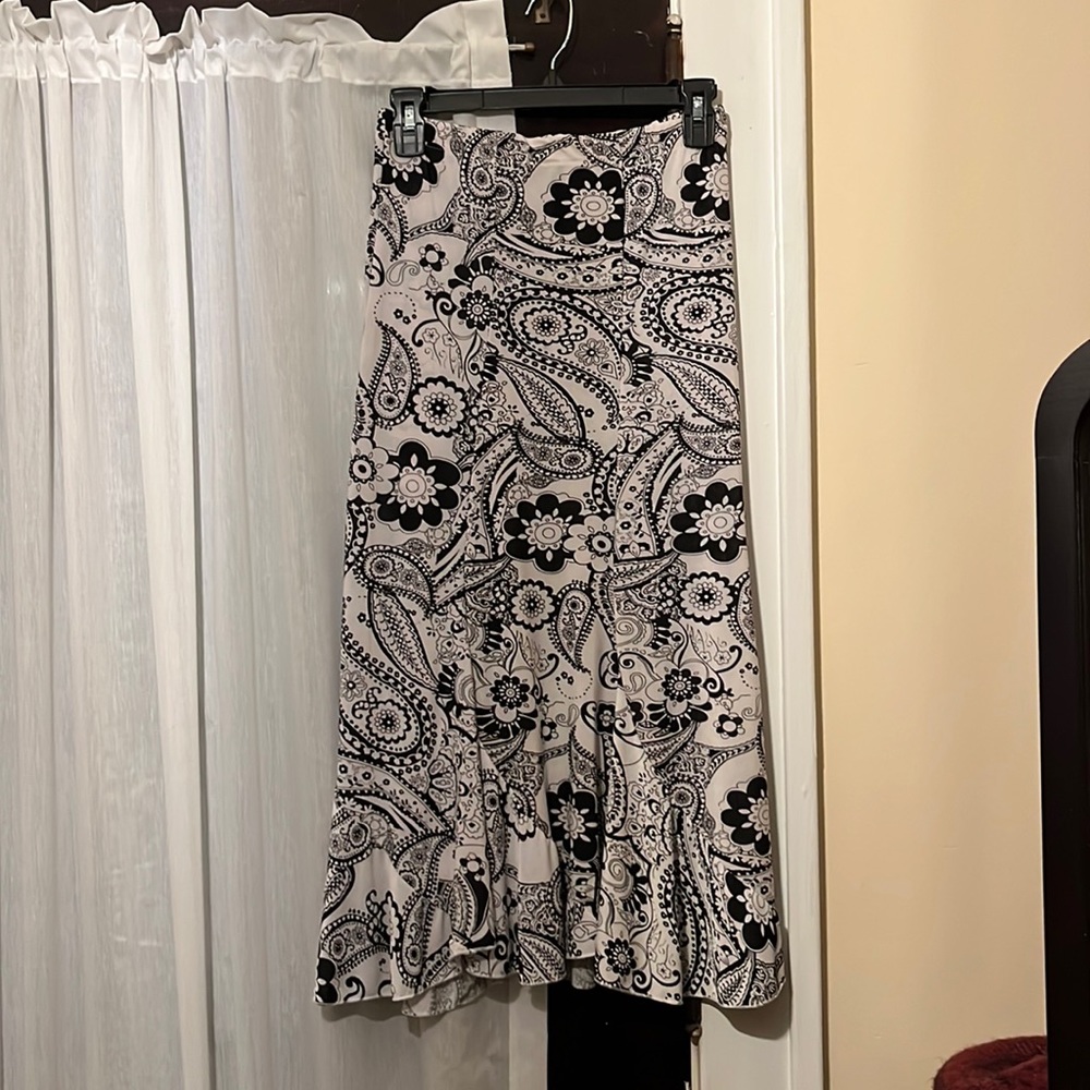 Jessica Taylor NYC, fitted black/white patterned polyester/spandex skirt. Small
